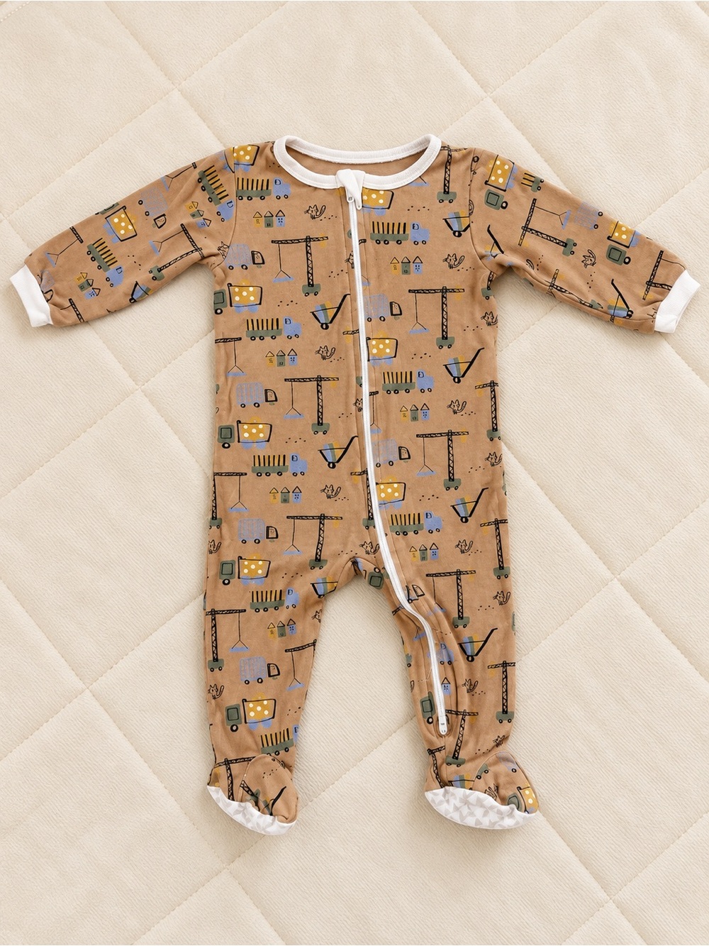 Roche Ciseaux Baby Sleeper 12M – Construction Trucks & Cranes Print